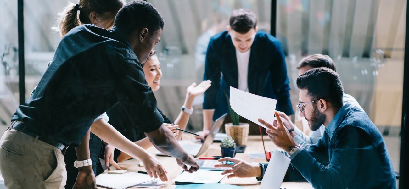 Grupo De Colaboradores Utilizando Ferramentas De Produtividade Em Reunião
