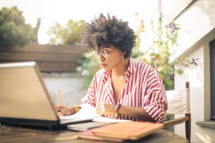 mulher usando o chat gpt para estratégias de marketing de conteúdo