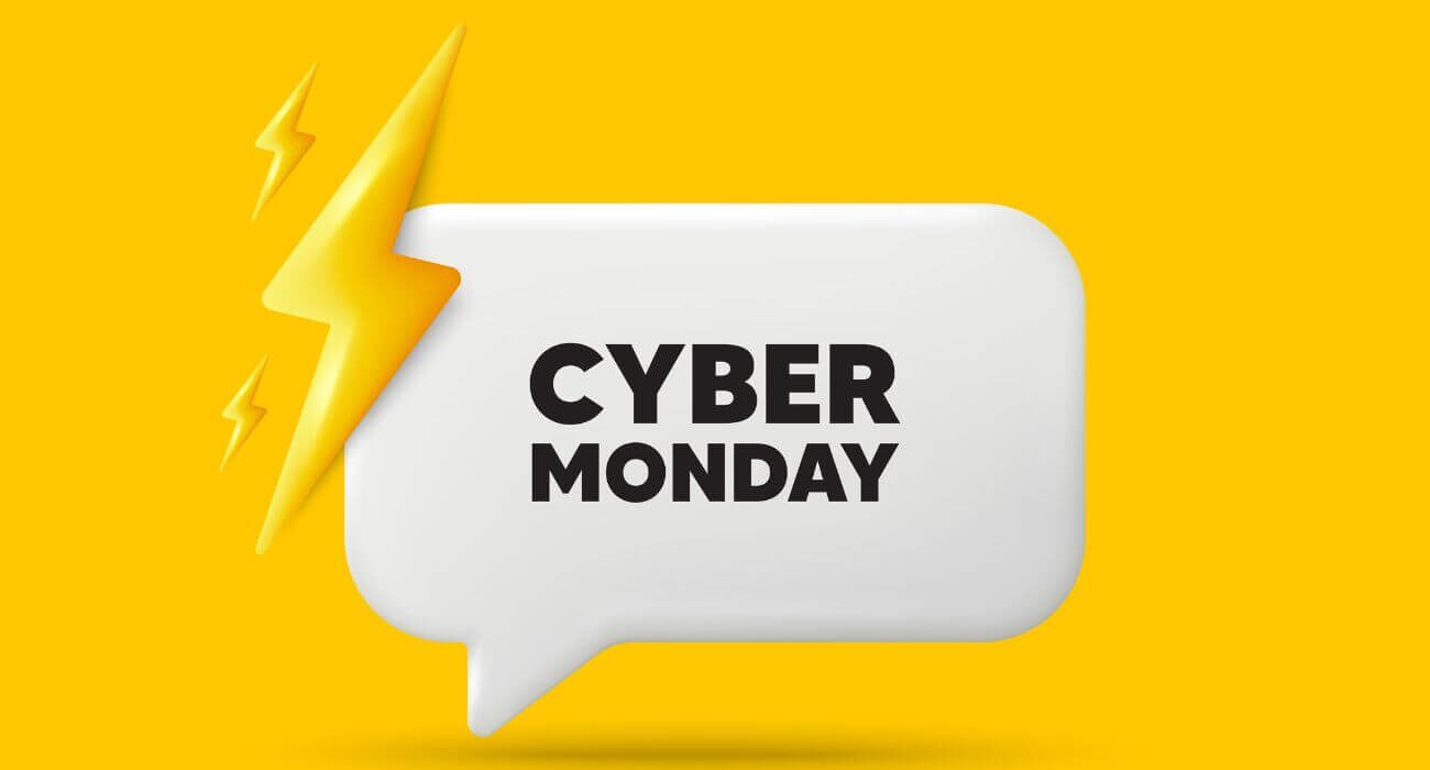 Foto De Um Balão De Conversação. Dentro Dele Está Escrito "Cyber Monday" Na Cor Preta. O Fundo é Amarelo.