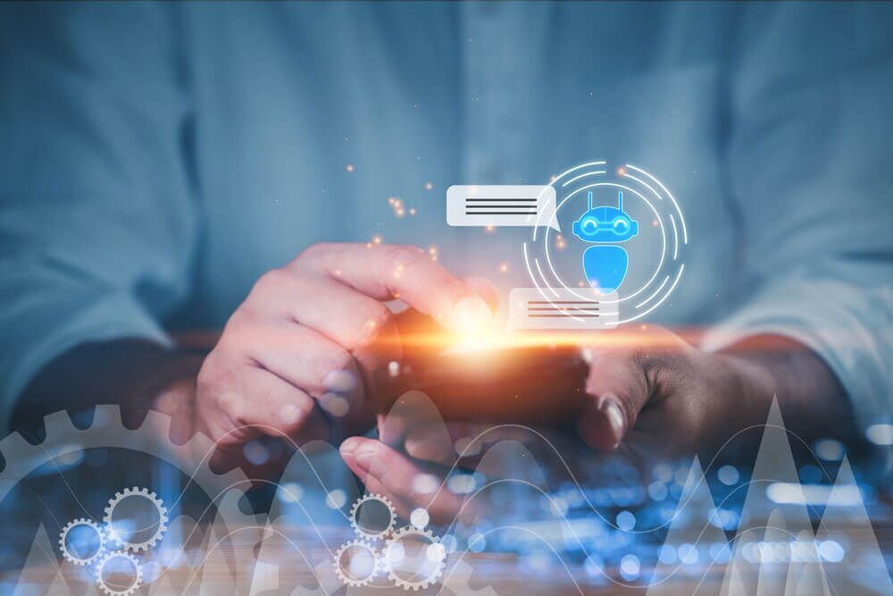 Imagem de um homem mexendo no celular, ele está recebendo mensagens automatizadas via aplicativo de cashbacks para empresa.