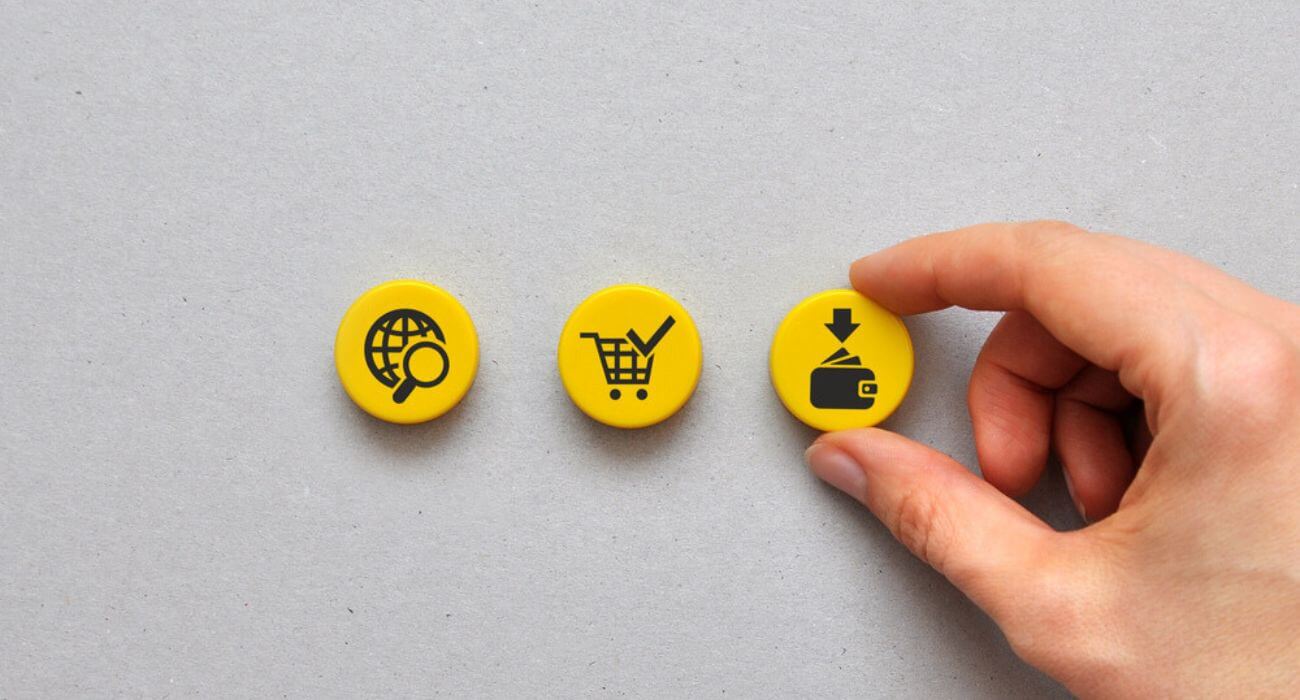 Imagem De Três Círculos Amarelos. O Primeiro Representa A Busca Por Produtos Na Internet, O Segundo A Finalização Da Compra E O último O Retorno Do Dinheiro Via Cashback.