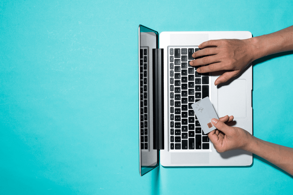 pessoa fazendo compras no e-commerce com cartão de crédito durante a black friday