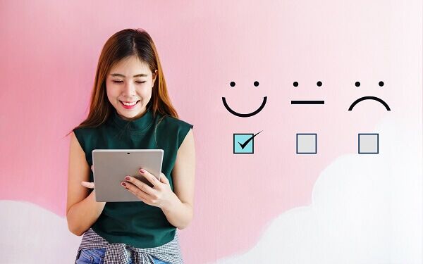 jovem fazendo review de produto no e-commerce