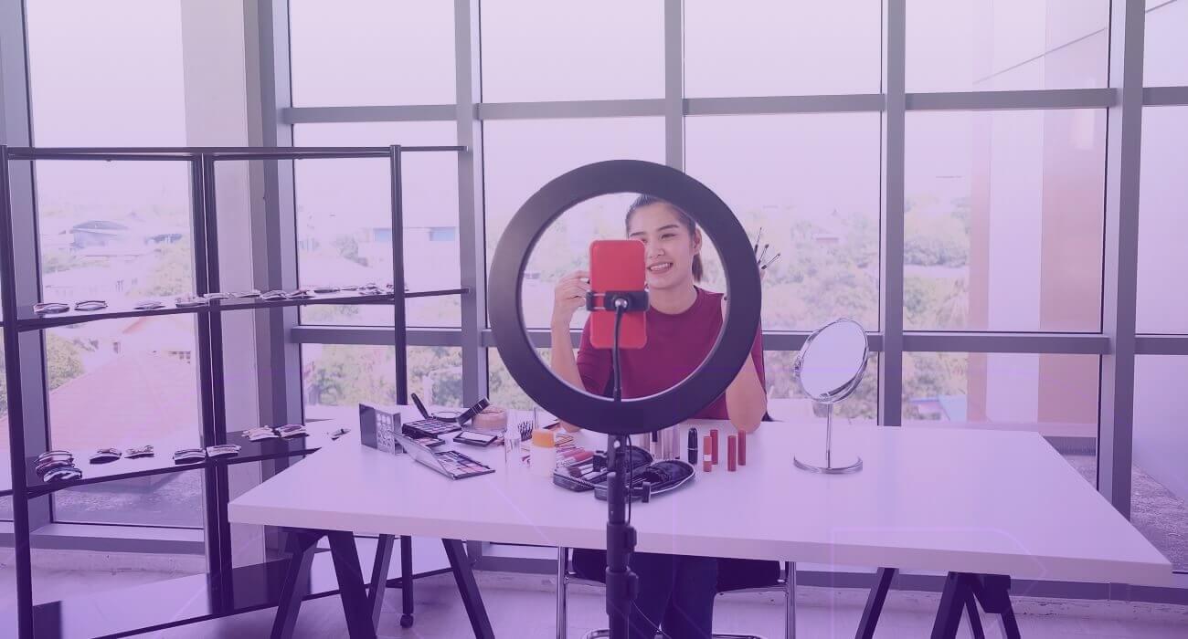 Bloguqira De Maquiagem Gravando Tutoriais De Maquiagem No Reels Instagram