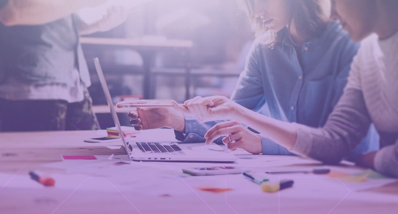 Pessoas No Trabalho Fazendo Planejamento De E-commerce