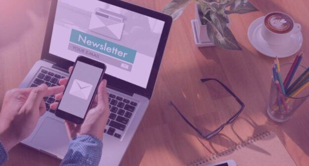 Pessoa Com Notebook E Smartphone Com Uma Newsletter De E-commerce Na Tela