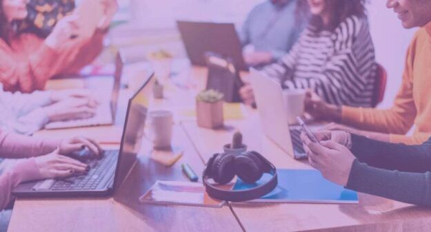 Pessoas Em Torno De Uma Mesa De Trabalho Para Criar Conteúdo Para E-commerce