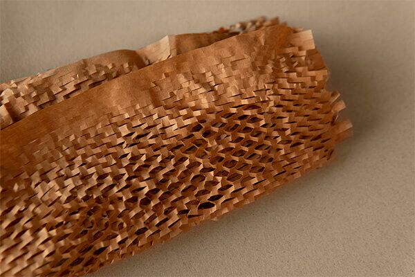 Rolo de papel em formato de favos de mel em 3D que substitui o plástico-bolha como embalagem sustentável para e-commerce.