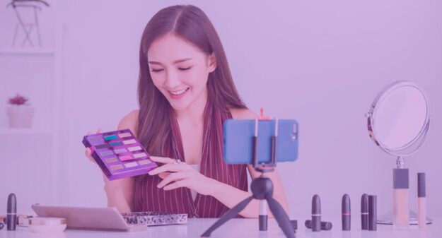Mulher Asiática Fazendo Live Shop De Produtos De Maquiagem.