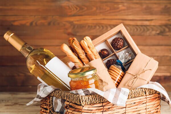 kit de produtos com vinho, geleia, pães, biscoitos e doces para fazer no dia do consumidor.