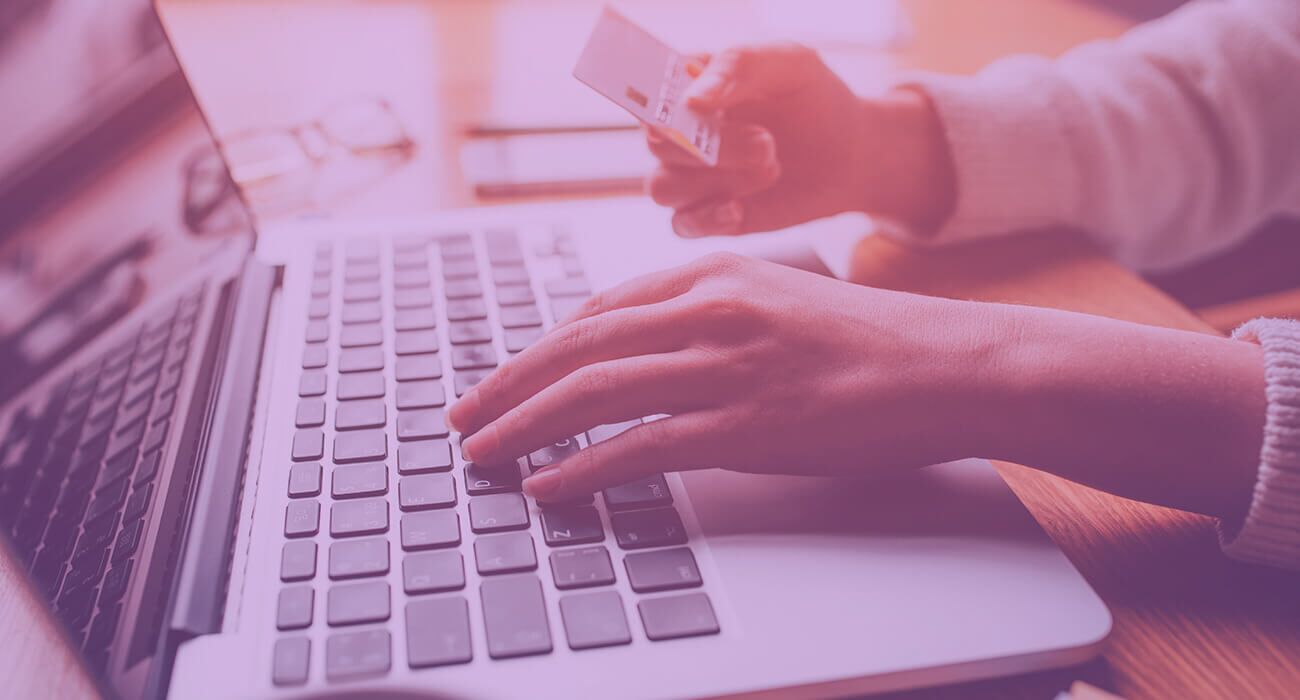 Mulher Fazendo Compras Online Com Cartão, Um Dos Métodos De Pagamento No E-commerce B2b