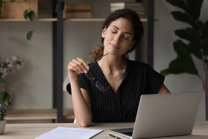 Mulher tirando uma pausa para descansar durante o trabalho