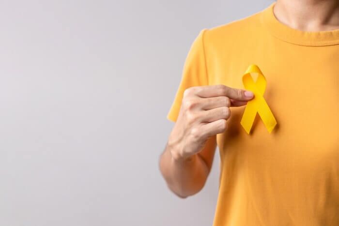 Homem segurando uma fita que representa o Setembro Amarelo