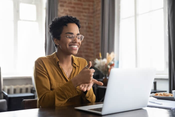 Mulher fazendo uma palestra online sobre Setembro Amarelo