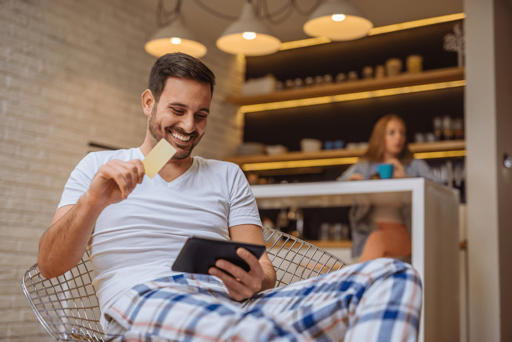 consumidor-digital-homem-fazendo-compras-online