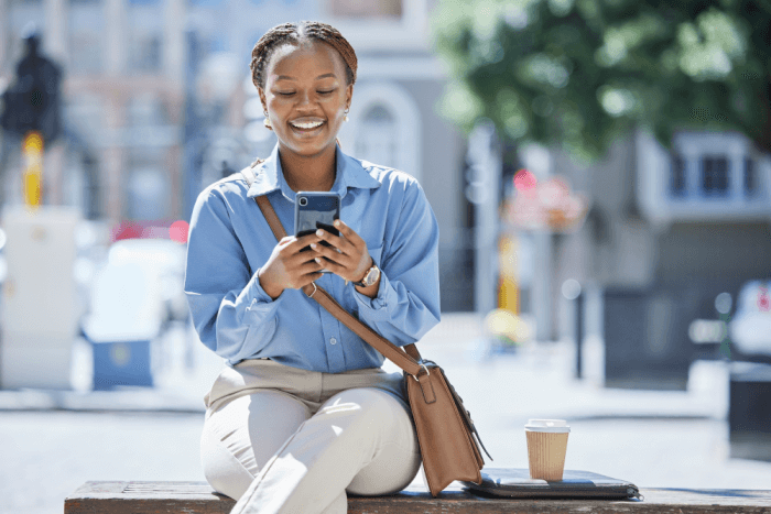 Impactos do 5G no Brasil - mulher utilizando internet móvel no celular na rua